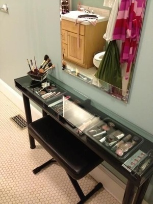 A gorgeous Ikea hack for a inexpensive and sleek makeup vanity. Also can be created in white, but black looks professional. 