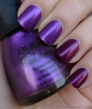 dark bold nail polishes are ideal for fall fashion!!