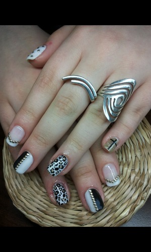 An interesting manicure composed by 5 different  models .