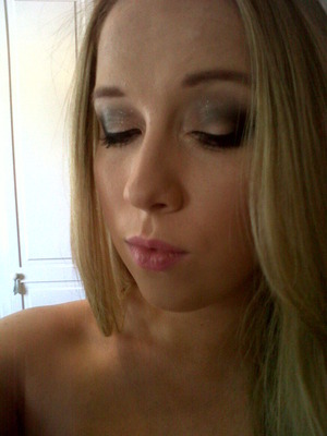 I went for a suttle pinky lip with a bright, sparkly eye and thick eyeliner for a cute daytime make-up!