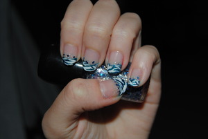 Blue/White nail tip with glittering nail lacquer.
(I really love how this looks!! (: )