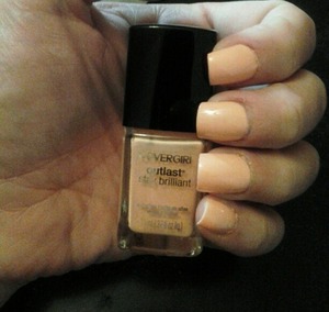 I received this for free from HouseParty.com, as a host of a #GRAMMYglam Party, I received two colors Perfect Penny, and the one on my nails Peaches & Cream. It's beautiful and I received so many compliments at the #GRAMMYGiftLounge, it's the perfect shade of peach, and like the brand says, you DO NOT need a top coat!