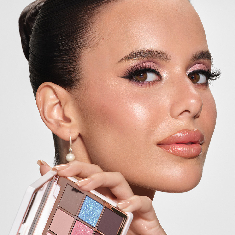 Anastasia Beverly Hills model wearing the Mini Eyeshadow Palette Sugar