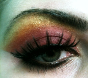 A colourful eye make-up inspired by the planet Mars
