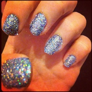 I love glittery nails. 