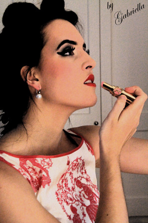 1950s domestic makeup/shoot
Model: Olivia 
Photography and makeup by me
Edited with photoshop