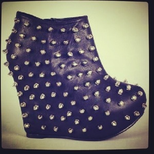 I love these shoes idk what they are called but i think they are just a cute punky my kind of shoe.