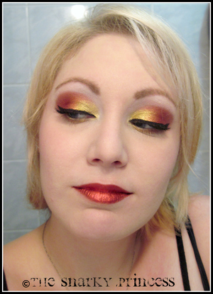 Sugarpill Autumn Eyes

Asylum, Lumi & Goldilux
Asulum mixed with a touch of lip balm on my lips for that saucy pout!