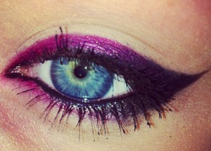 After deciding to try out more colours on my eyes, I did my own take on the classic cat eye but with a colourful twist :)