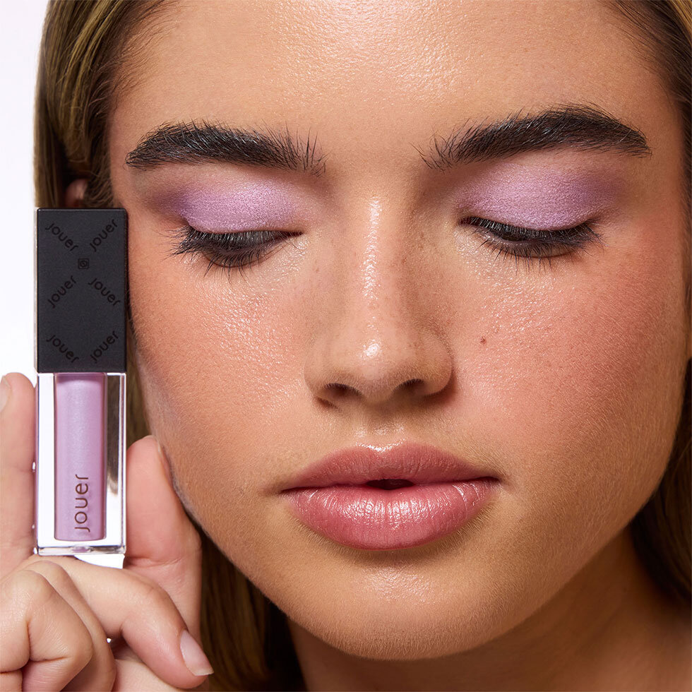 Jouer Cosmetics model wearing the Paris Lights Eye Paint in shade in Lilas