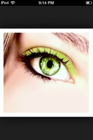 Isn't this eye just amazing?!?! The slight green mascara really brings out her beautiful green eyes!