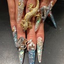 Sculpture nails very over the top ! 