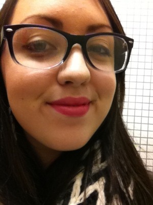 Red lips
Black liner 
Straight hair
Geek glasses