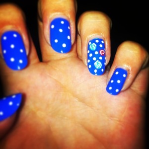 Electric blue varnish. I used a white nail art pen and for the flowers, nail dotting tool 