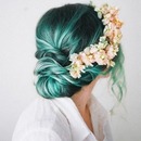 Low bun with a floral touch 