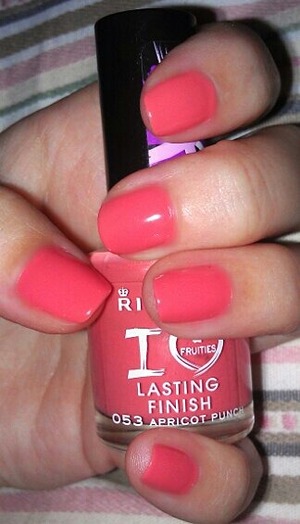 Nothing makes me feel more like summer then coral nails :) And this Apricot Punch from Rimmel is my favorit :)