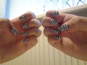 Just done my zebra nails :)