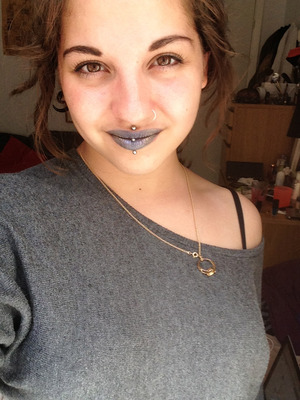 An easy way to get silver lips using the eyeliner as an base and then an eyeshadow on top and blend. Use whatever color you want, but the base liner really does the metallic thing. I used the color "031 Jungle Green" from Rimmel