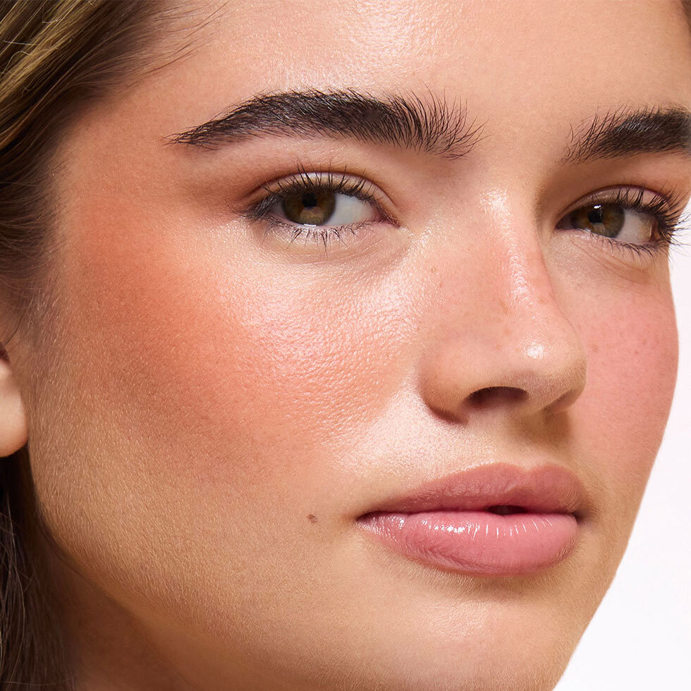 Jouer Cosmetics model wearing the Blush Bouquet Mini Sunburnt shade in Brulé