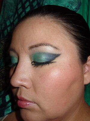 a very dramatic green blue arab makeup.
http://youtu.be/0gGUTfi2x8k
