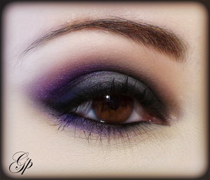 Purple and gray smokey eye.
Tutorial for this look can be found here: http://fromvirtuetovicemakeup.blogspot.it/2014/03/tutorial-lady-raven-evening-smokey-eye.html