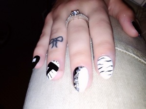 I love how she does her nails <3