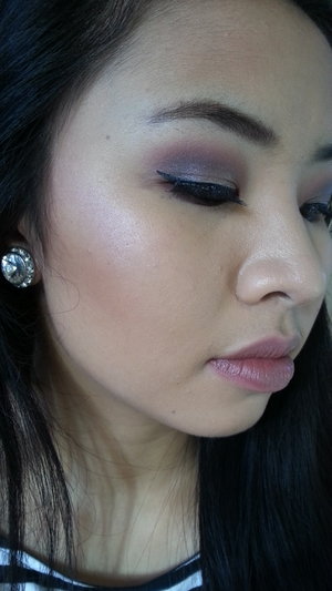 This is an eye look that can be achieved using neutral colors. I specifically used the Naked 2 Palette from Urban Decay but any neutral shades can work!