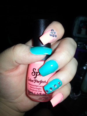 new nails! :)) 
teal- gone sailing 
pink- flamigo flair
Salon Perfect