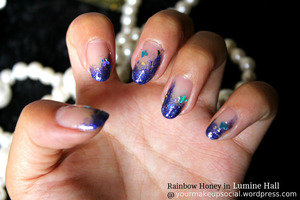 A fun, sparkly Summer look with Rainbow Honey Nail Lacquer in Lumine Hall. What do you think? :)