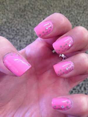 Light pink polish with gray polka dots along side and top...single clear rhinestone detail 