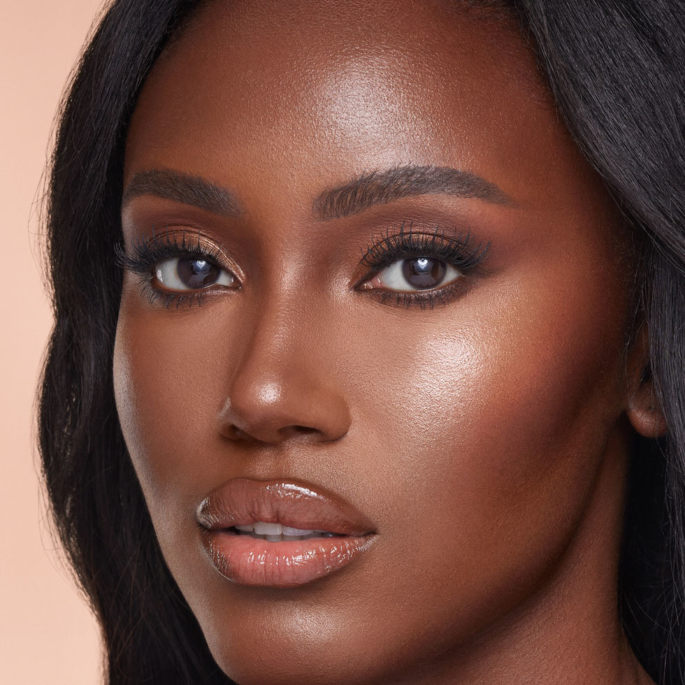 Model wearing Charlotte Tilbury Hollywood Contour in Tan-Deep