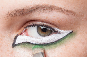 HALLOWEEN MAKEUP EFFECTS: Apply emerald green