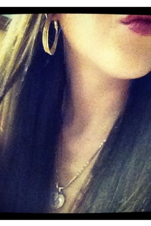 Gold hoops, straight hair , and magenta lips.