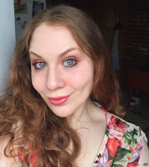 Rose gold - universal, and amazing for Spring! 
http://theyeballqueen.blogspot.com/2017/04/wearable-rose-gold-spring-makeup-look.html