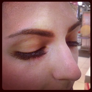 I did her eyebrows with wax and I applied individual eyelashes for a natural but quite dramatic look =)
