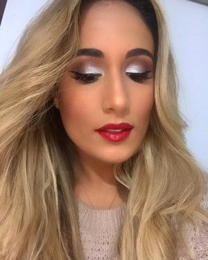 Perfect look for any glamorous event like New Years Eve!

Simple "natural" makeup on the face and I used Huda Beauty Liquid Lipstick in "heartbreaker" with a touch of gloss from Kiko Cosmetics for a little shine!

On the eyes, I used NYX Cosmetics Glam Liner in "Glam Platinum" on the lids. 

Follow me on Instagram: @samb_beauty