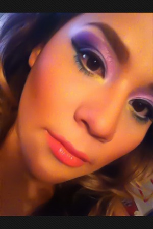 upper lid: lilac,pink,purpel,blue
lower lid: teal,yellow
pink blush
corral lips 