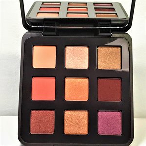 Up close & personal photos of my Viseart Tryst palette. She is so beautiful & delicate looking. The colors remind me that spring is just around the corner. A perfect little palette to start your romance with Viseart or to add to your current Viseart collection.