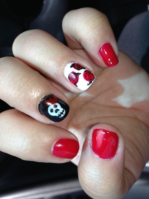 Gel nail polish with Alice in wonderland theme, queen of hearts, roses and a skull with crown 