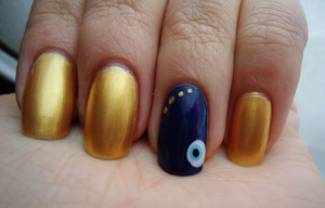gold and navy are in right now--> reminds me of those turkish eyes that supposedly repel evil :) this is a very basic design. i wanted to do a LOT more, but i ran out of time. marbling a darker gold on top & dotting to make intricate designs would've been awesome. it's kind of creepy too! eyeball...halloween idea if you're going as a middle eastern princess? ;)