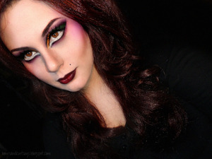 Sexy Witch Halloween Look

http://www.bowsandcurtseys.com/2011/09/sexy-halloween-witch-makeup.html
