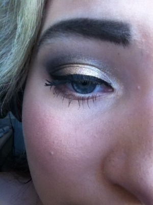 I used all urbandecay eyeshadows. M.I.A for the brown, Chase for the gold, and midnight 15 for the light shade :) like!