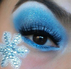 A bit late but here's a snowflake look I did for Christmas 