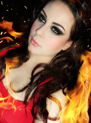 A gorgeous Hunger Games inspired look from Bows and Curtseys featuring our BLACK SPARKLE and FEATHER lashes!