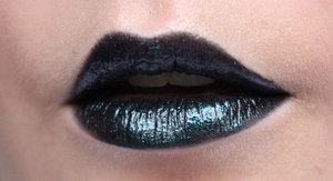 Im using Makeup Store Lipgloss in Atomic over black liner.

epicmecamilla.se