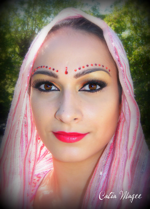 Indian Bride
Using Pure Fusion Mineral Eyeshadows in
Tequila Sunrise on the inner 2/3 of lid
Crimson Kiss on the outer corner
Matte Black on outer corner and crease
Golden Gate on Brow highlight and tear duct.

