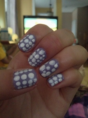 Cute polka dot design for short nails