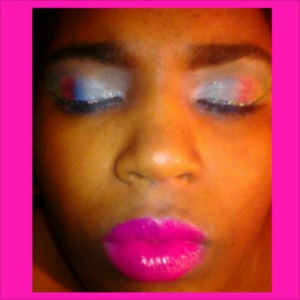 A bold lip with a rainbow effect on the eyes!