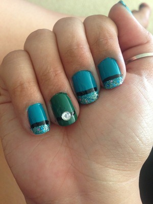 Teal polish with silver glitter
Green ring finger polish with diamond accent