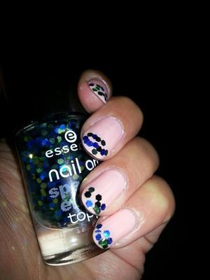 Essence color and go : 110 Modern Romance. En Essence Nail Art special effect topper : 13 mrs and mr glitter. 